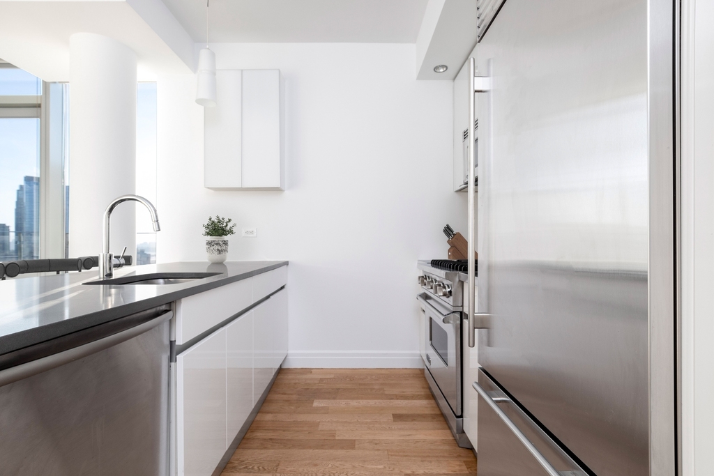 554 West 54th Street - Photo 5