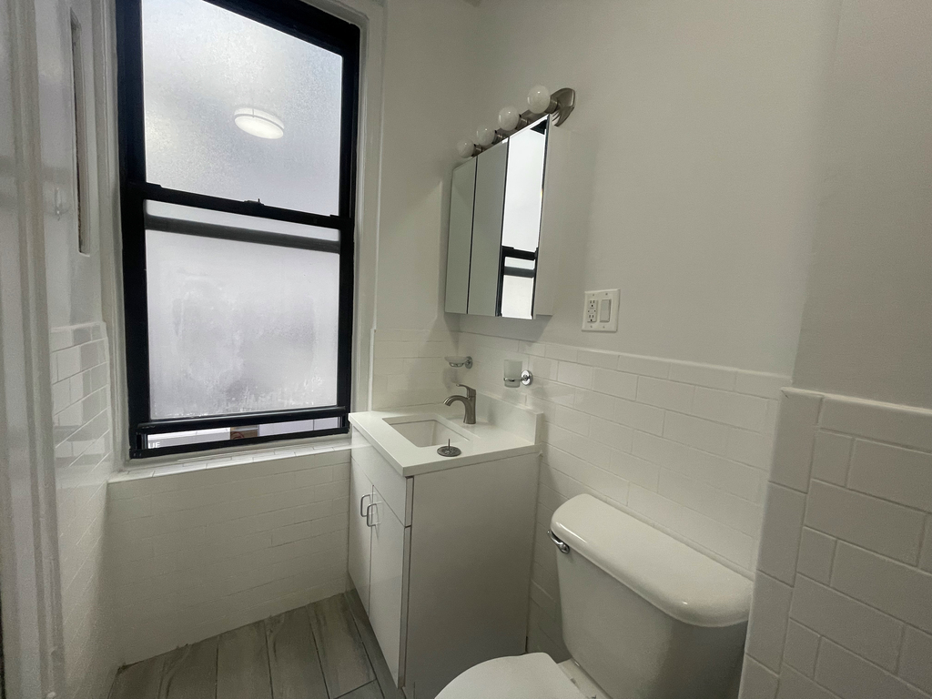 East 46th Street - Photo 9