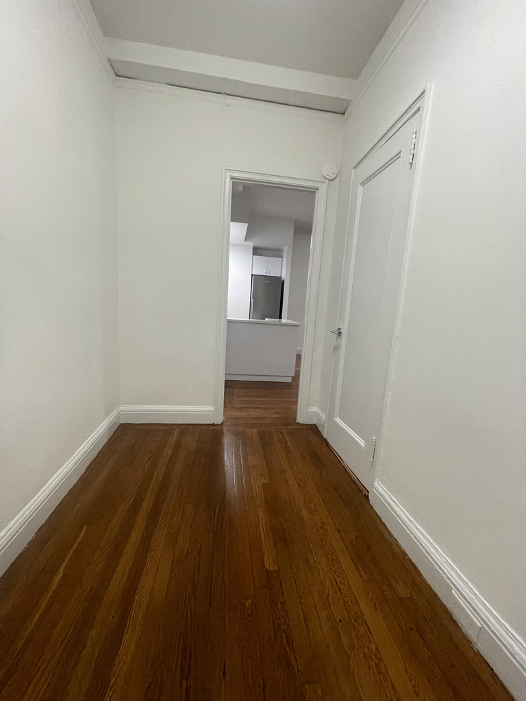East 46th Street - Photo 4