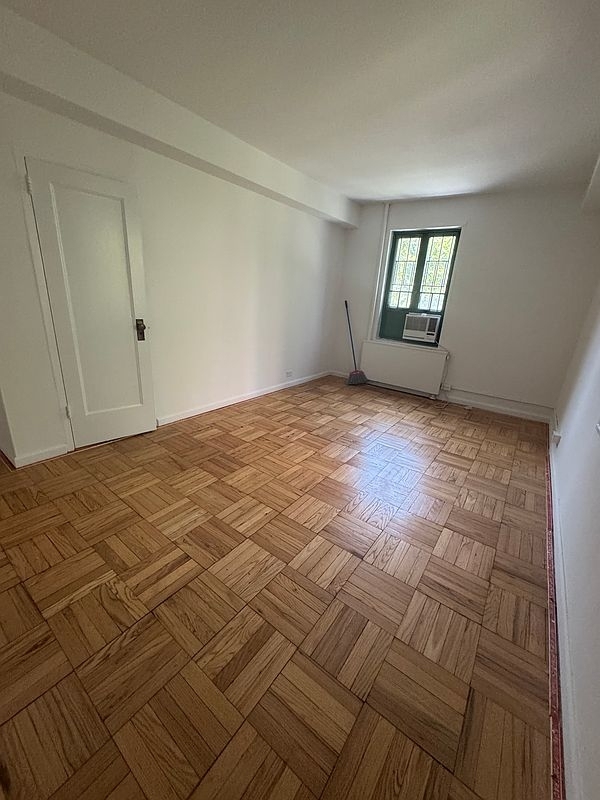 Metropolitan Avenue - Photo 1