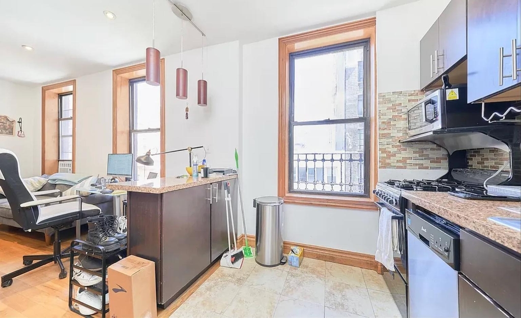 362 W 36th Street - Photo 3