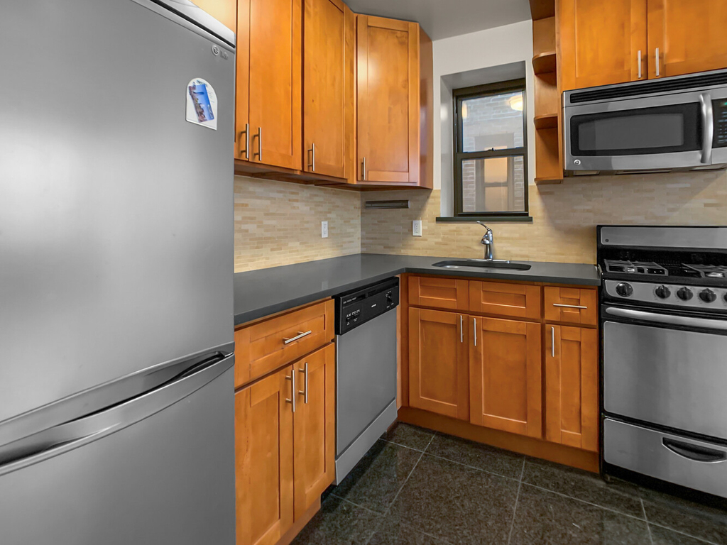 250 W 105th Street - Photo 0