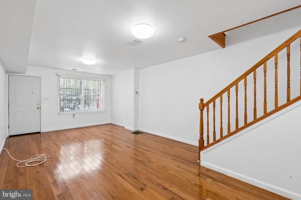 732 Dickinson Street - Photo 2