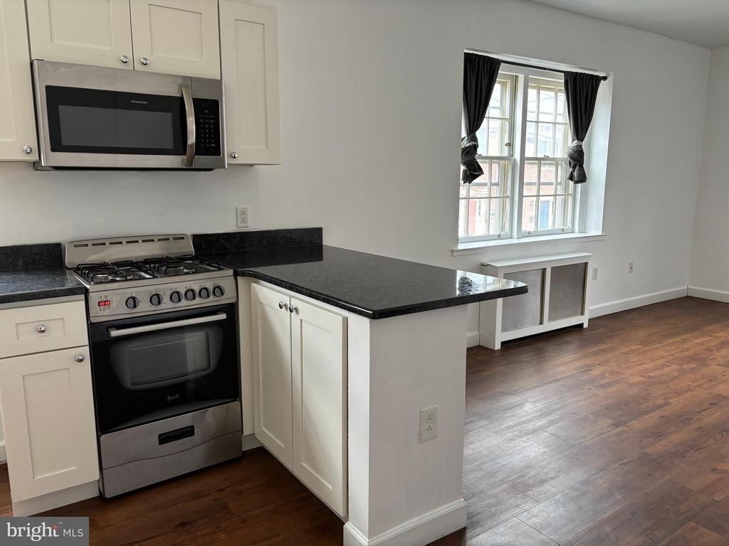 676 Perth Place - Photo 2