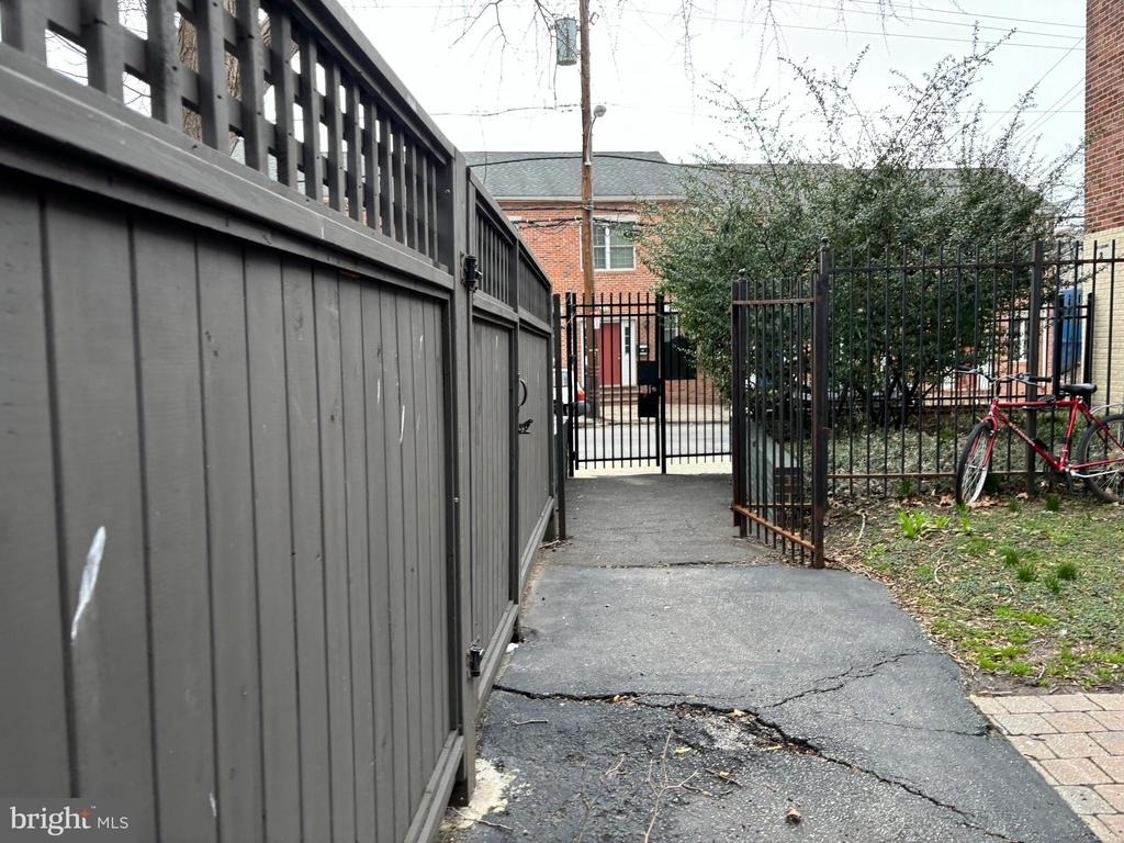 676 Perth Place - Photo 24