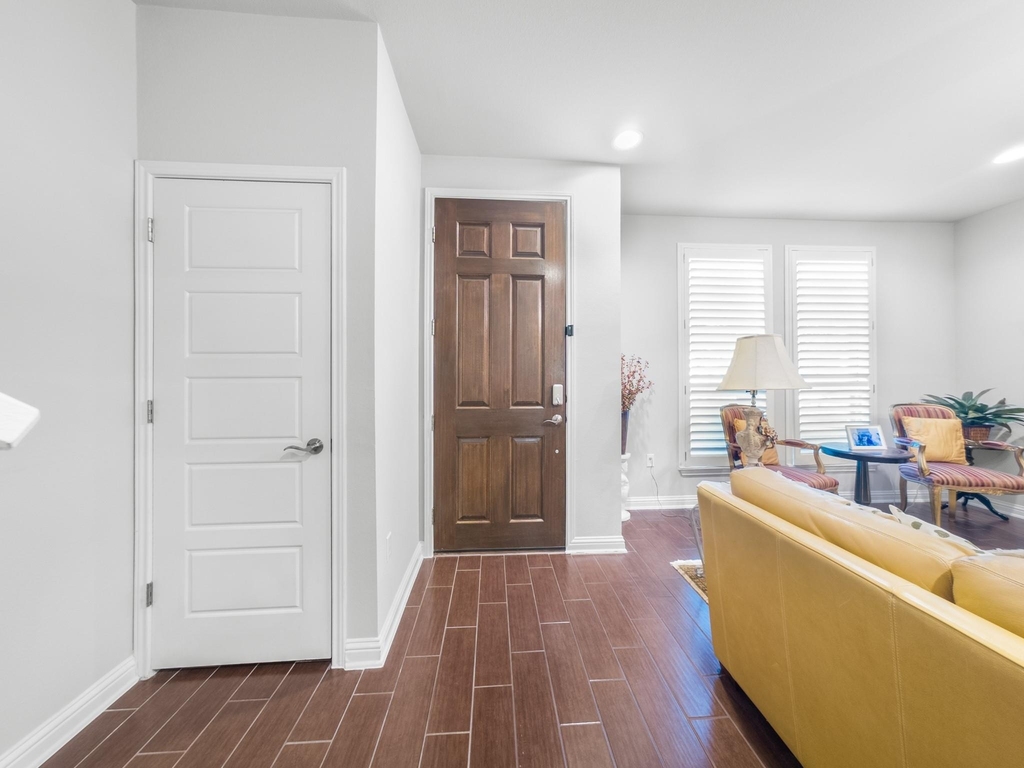 13800 Lyndhurst St - Photo 1