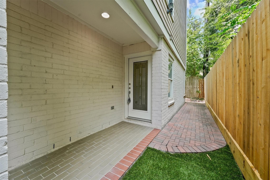 208 Hawthorne Street - Photo 1