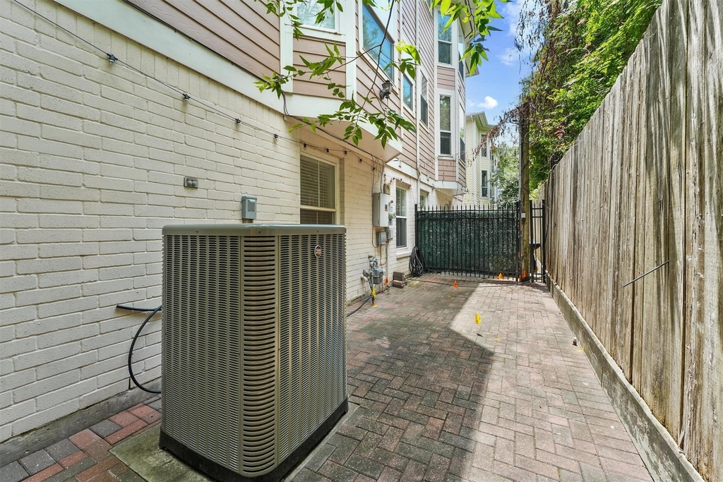 208 Hawthorne Street - Photo 22
