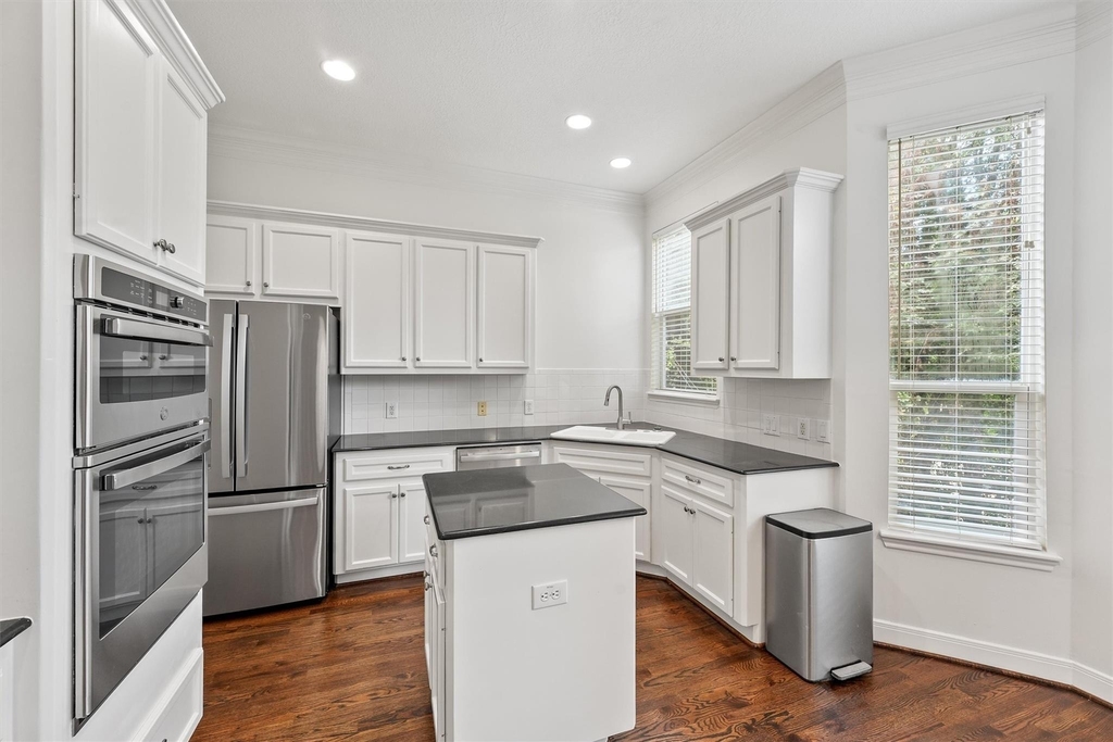 208 Hawthorne Street - Photo 14