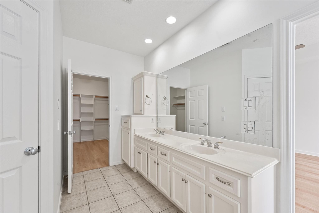 208 Hawthorne Street - Photo 17
