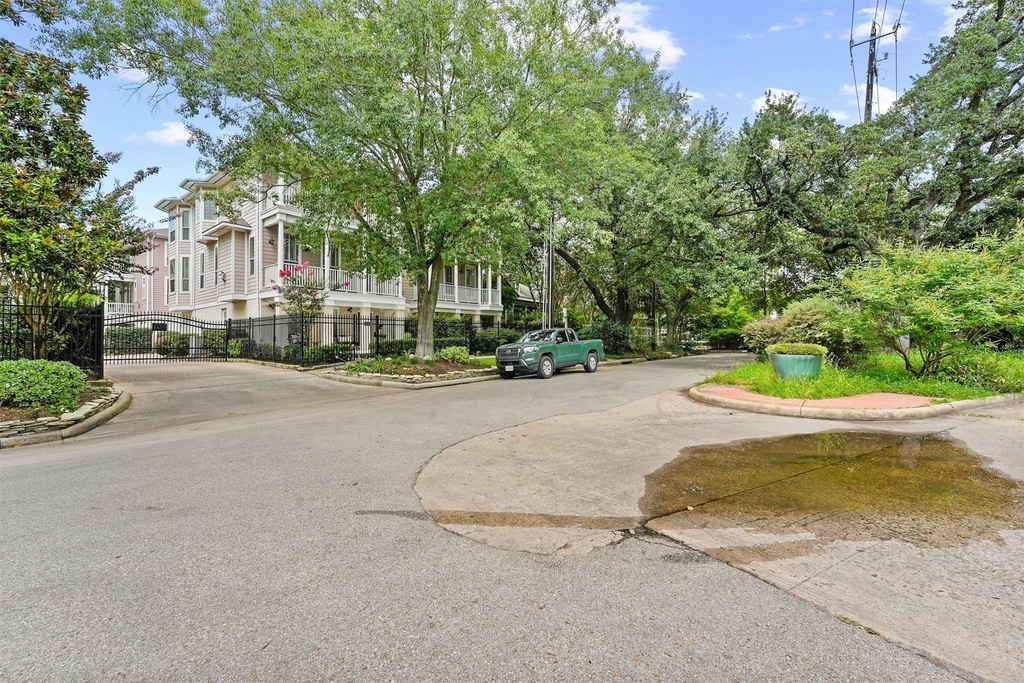 208 Hawthorne Street - Photo 23