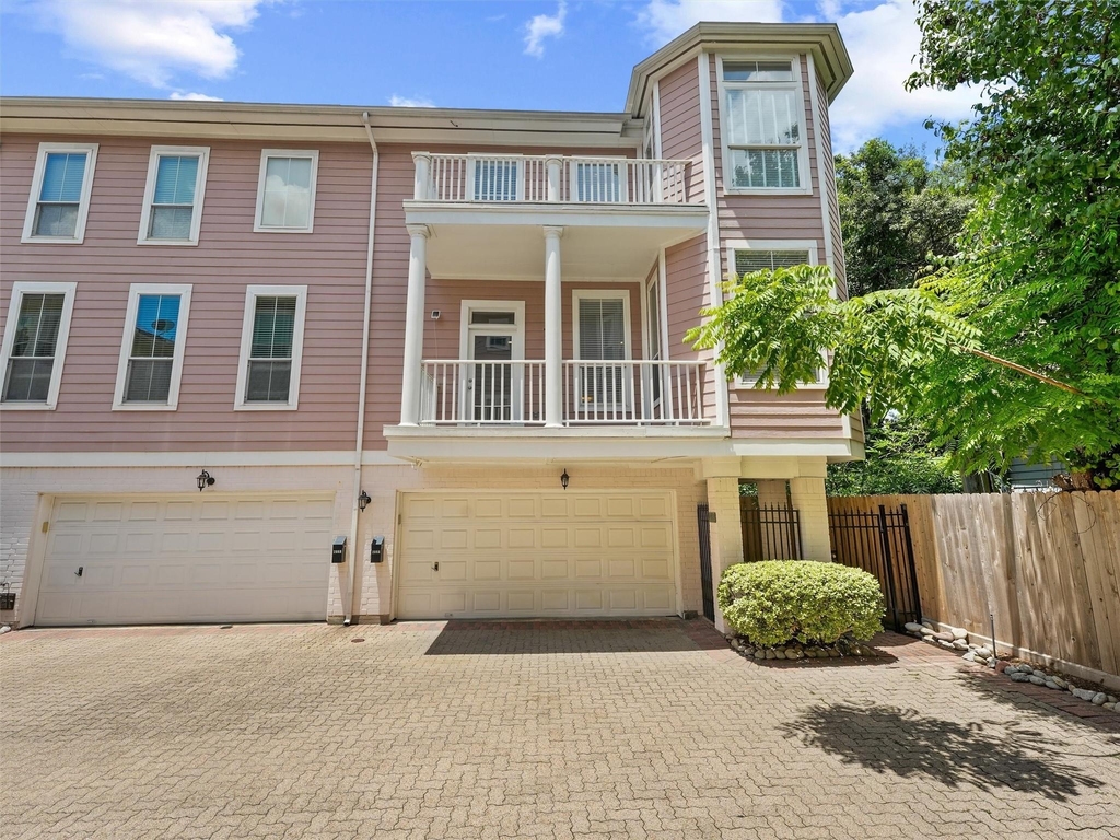 208 Hawthorne Street - Photo 0