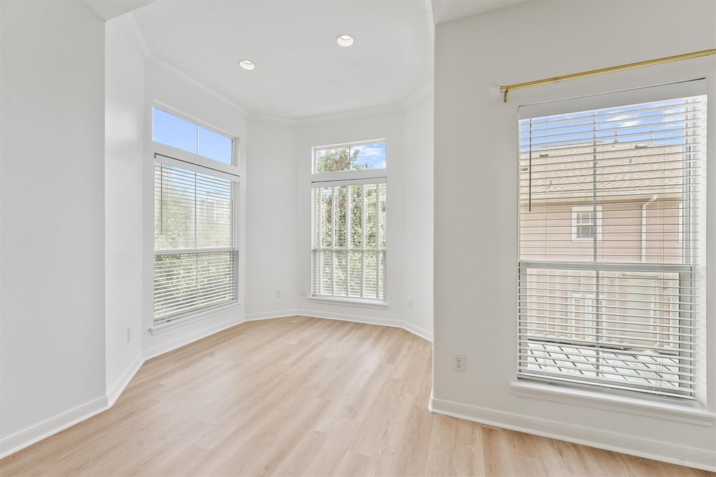 208 Hawthorne Street - Photo 16