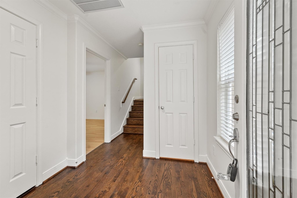 208 Hawthorne Street - Photo 2