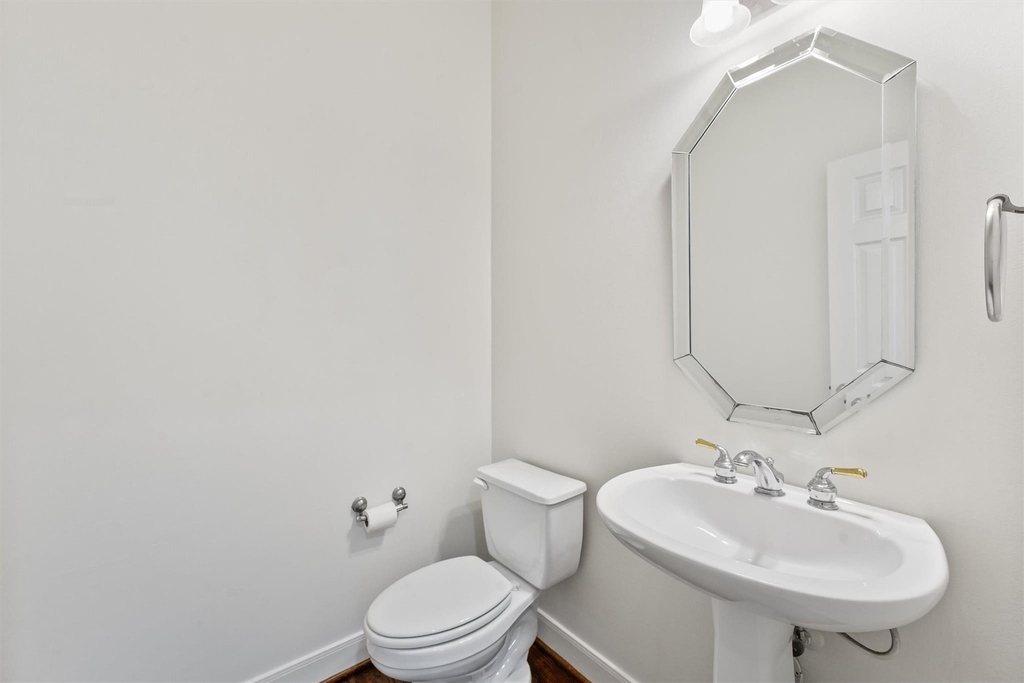 208 Hawthorne Street - Photo 8