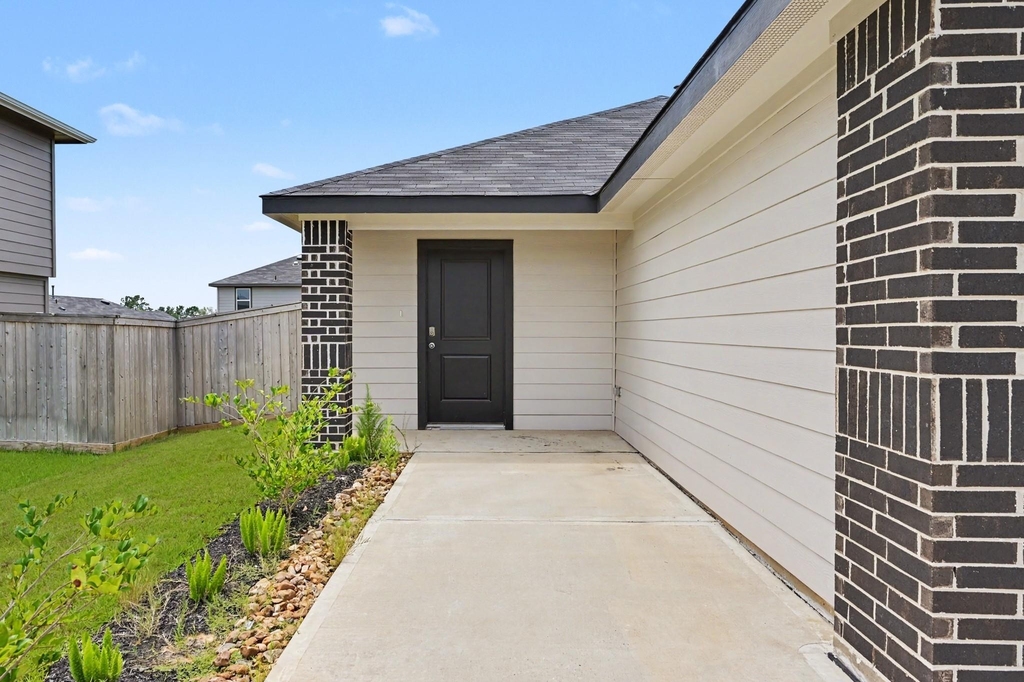 40839 Hawthorne Glades Street - Photo 1