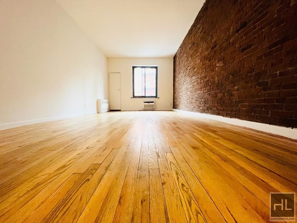 East 80th Street - Photo 2