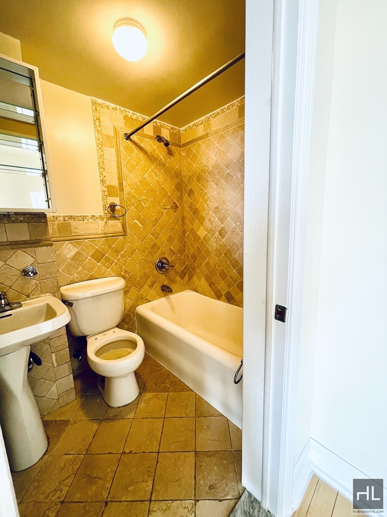 Second Avenue - Photo 2