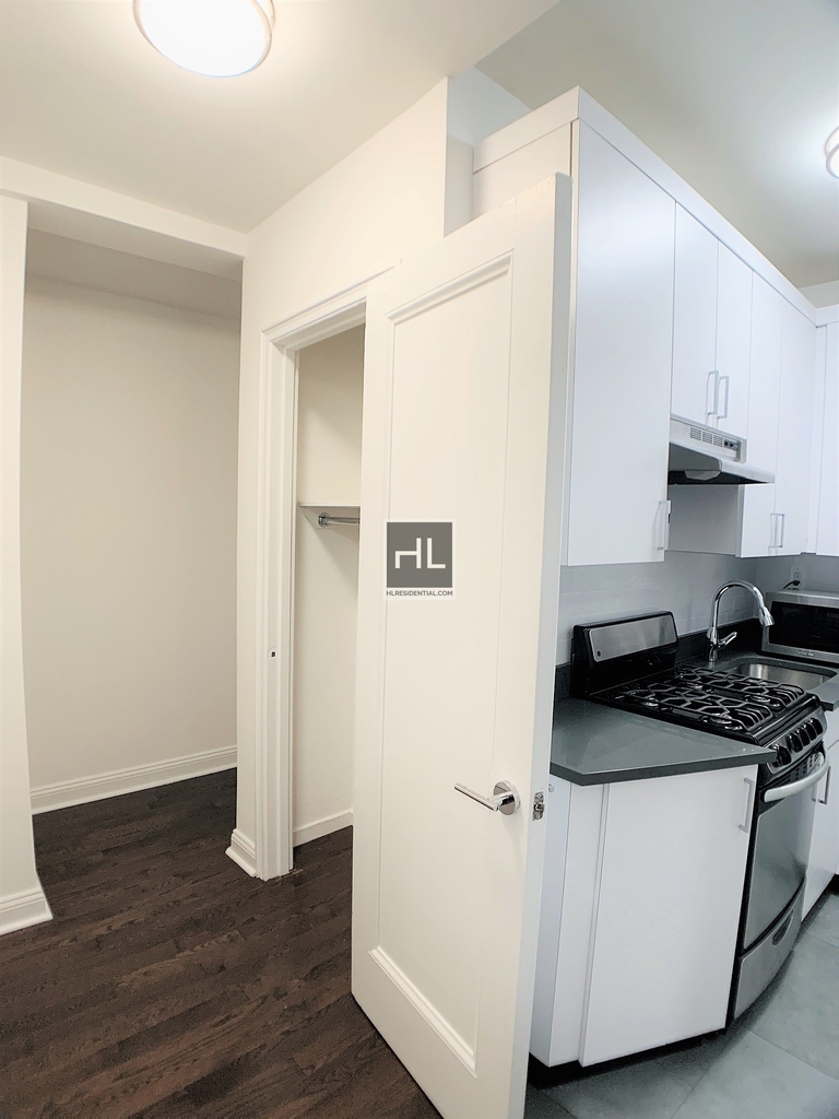 East 46 Street - Photo 2