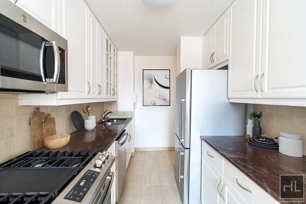 2nd Avenue - Photo 2
