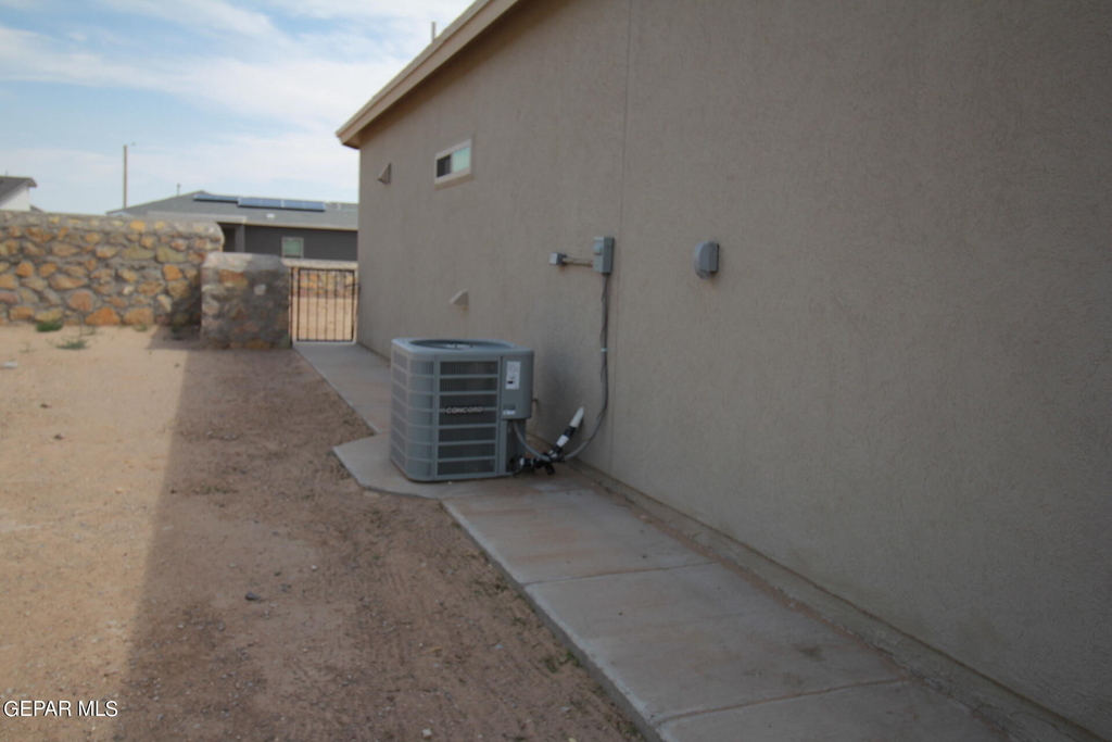 620 Adrian Arellano Street W - Photo 87