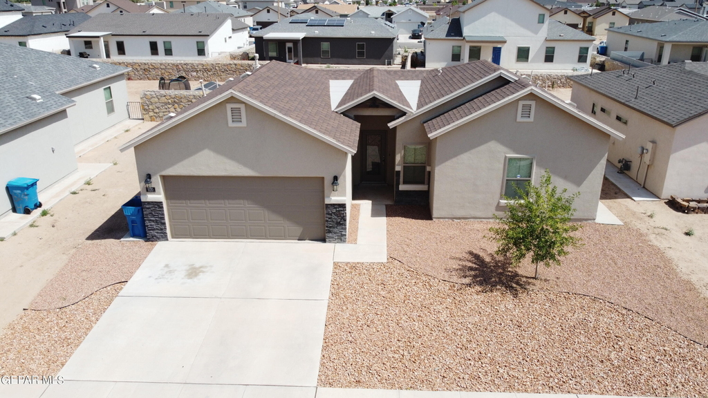 620 Adrian Arellano Street W - Photo 2