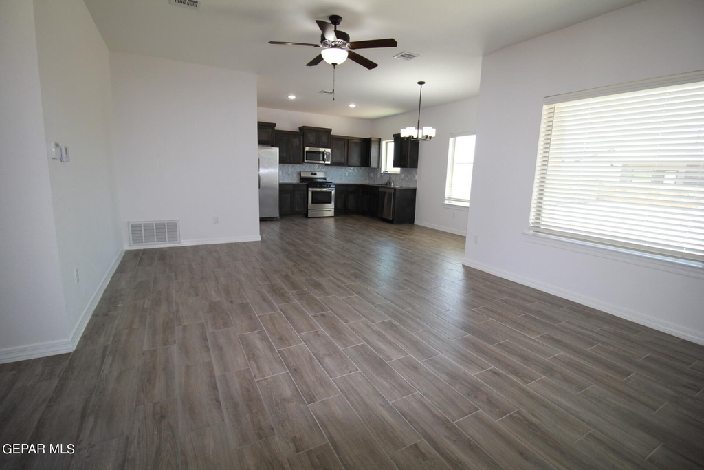 620 Adrian Arellano Street W - Photo 18