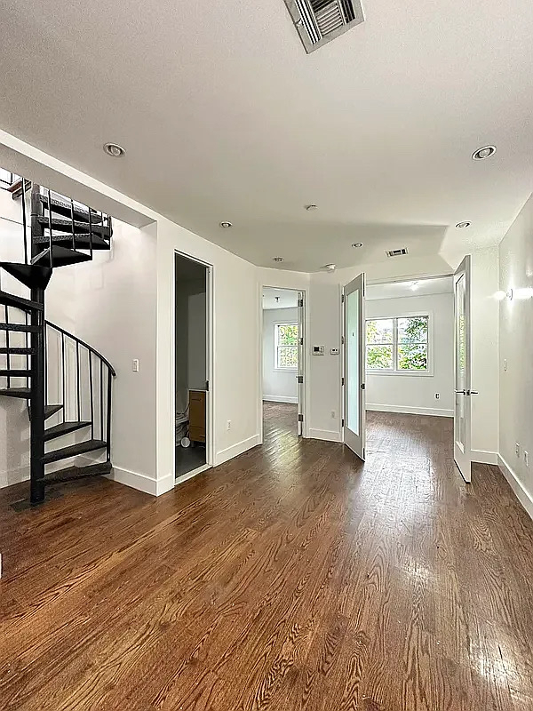 1072 Bergen Street - Photo 2