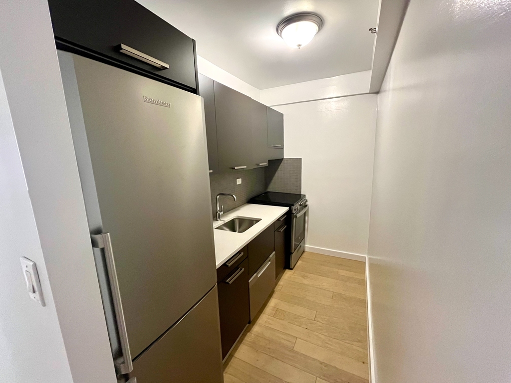 222 East 39th Street - Photo 1