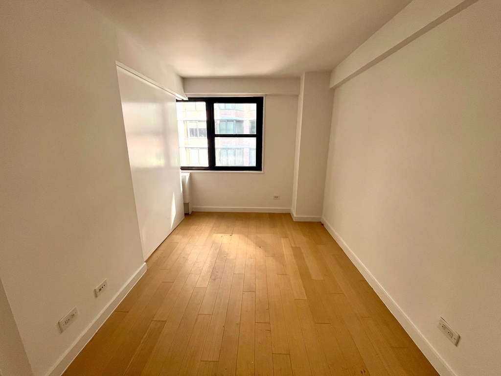 222 East 39th Street - Photo 3