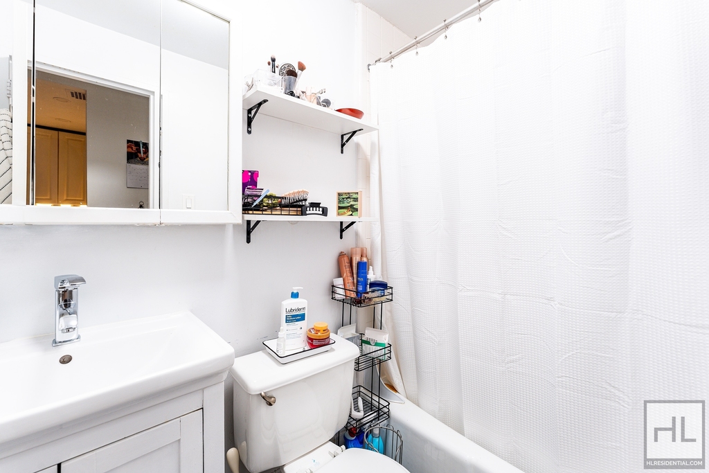 West 82 Street - Photo 7