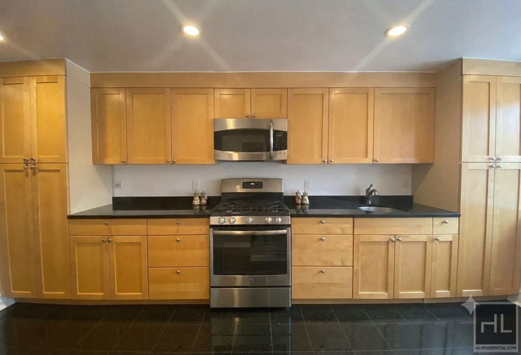 East 68 Street - Photo 2