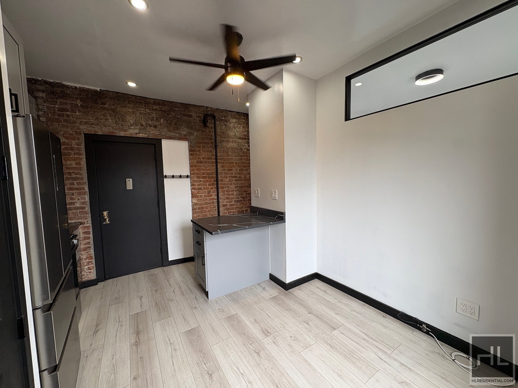 2 Avenue - Photo 1