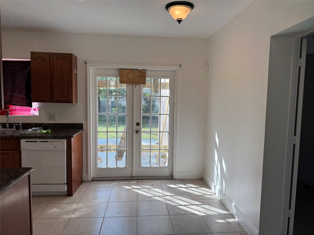 1139 Nw 9th Avenue - Photo 5