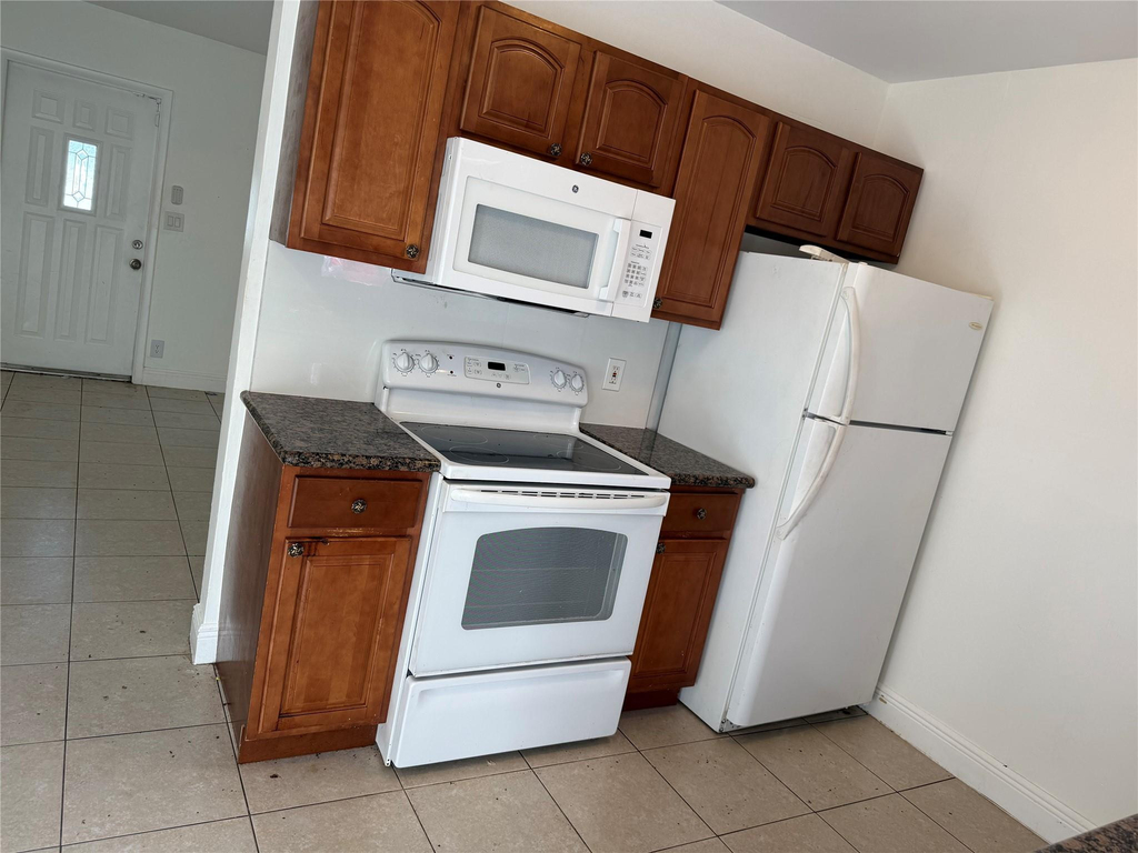 1139 Nw 9th Avenue - Photo 2