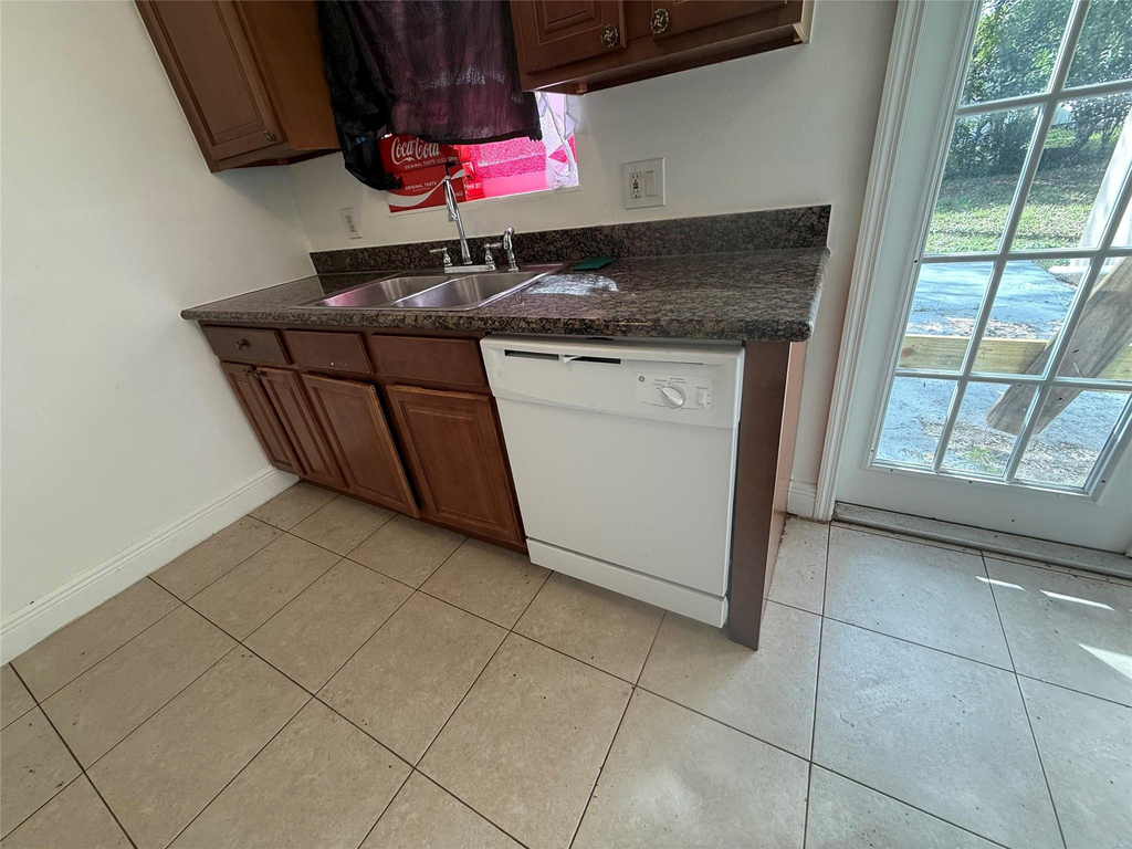 1139 Nw 9th Avenue - Photo 8