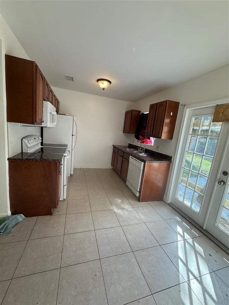 1139 Nw 9th Avenue - Photo 4