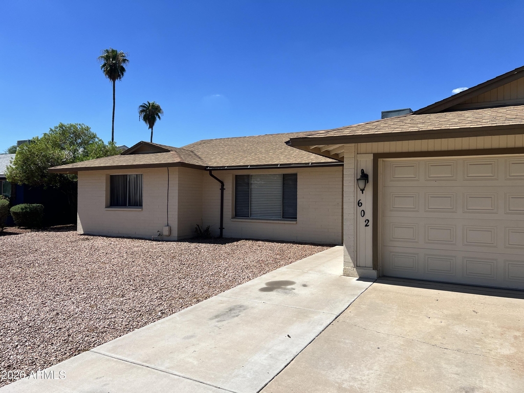 602 E Lodge Drive - Photo 1