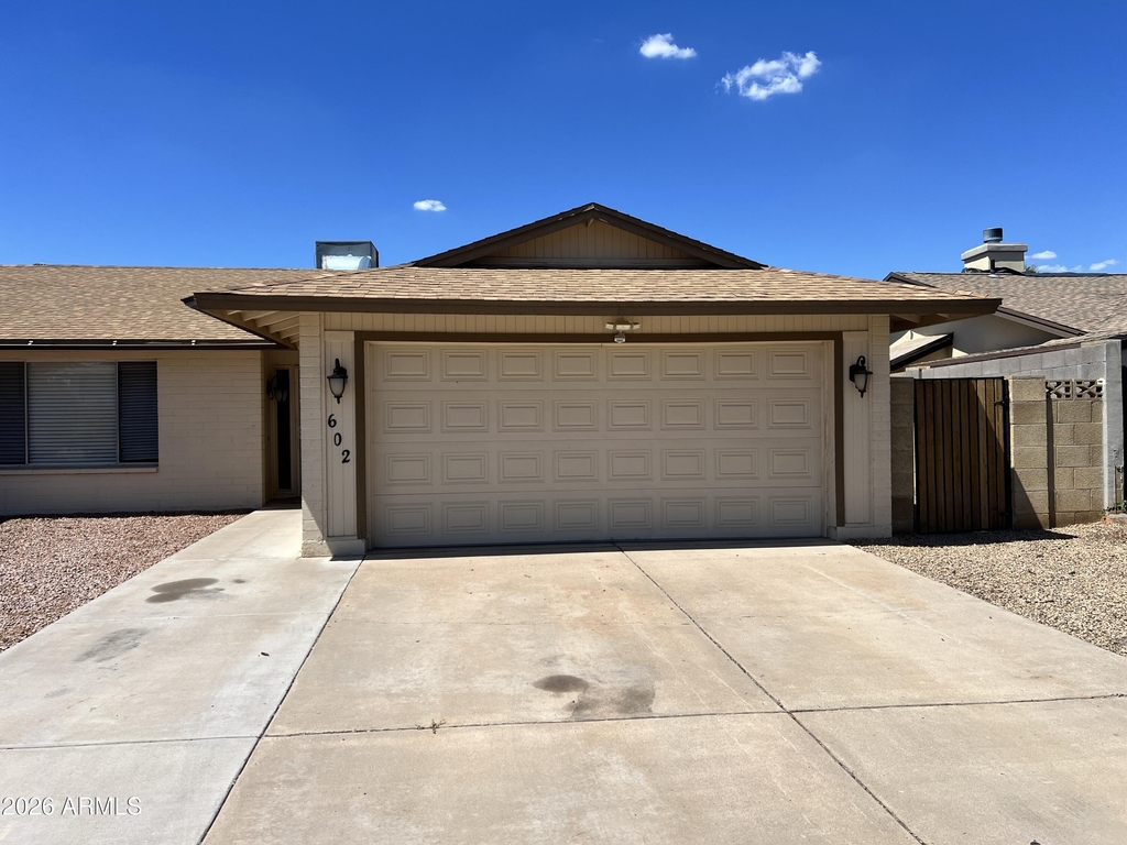 602 E Lodge Drive - Photo 0