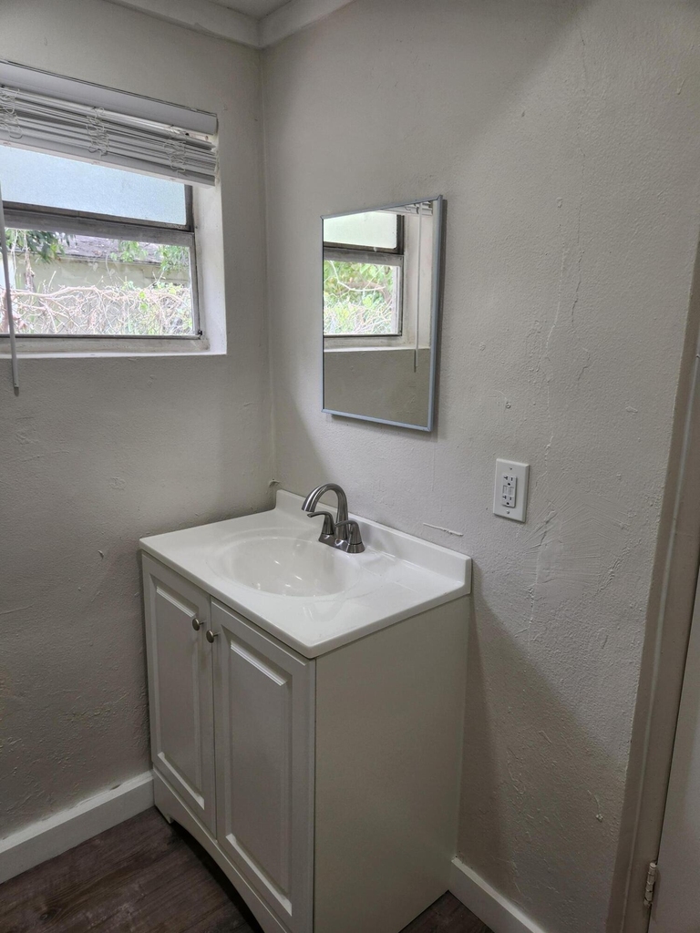 134 W 24th W - Photo 3