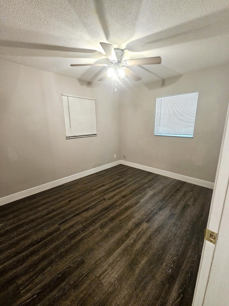 1556 W 20th Street - Photo 6