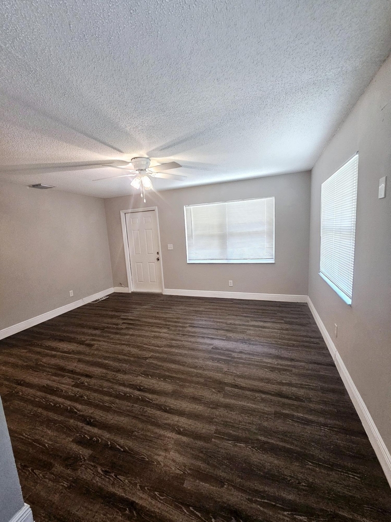 1556 W 20th Street - Photo 3