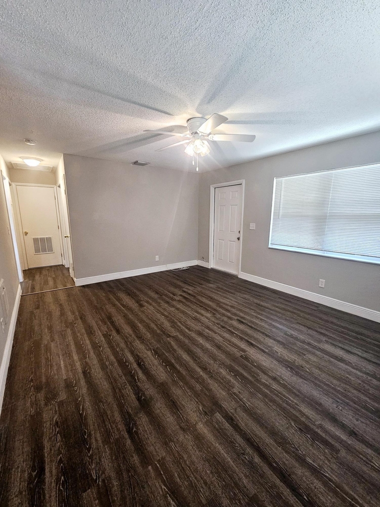 1556 W 20th Street - Photo 4