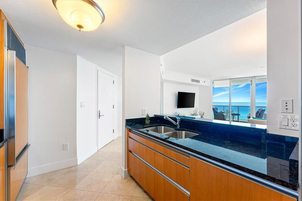 17201 Collins Avenue - Photo 8