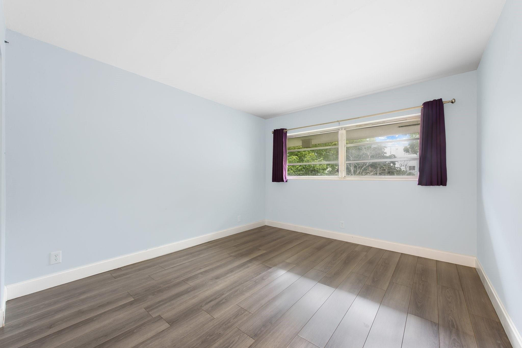 1340 Ne 28th Avenue - Photo 2