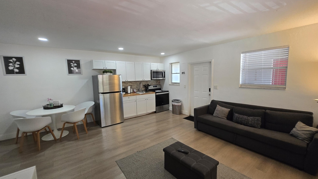 704 Ne 8th Street - Photo 2