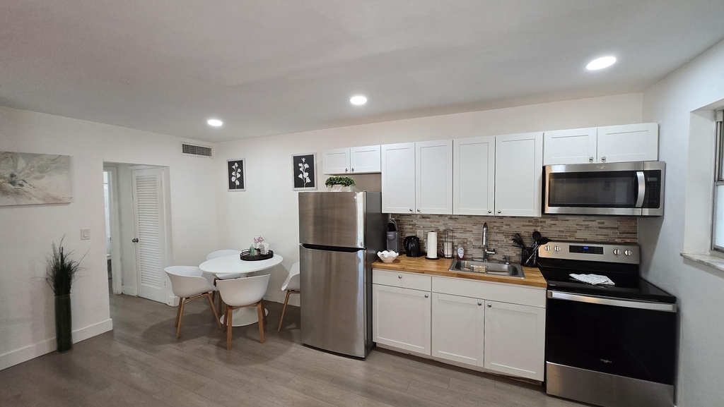 704 Ne 8th Street - Photo 0