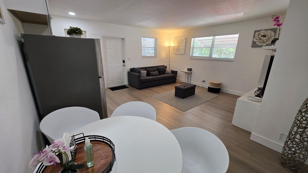 704 Ne 8th Street - Photo 3