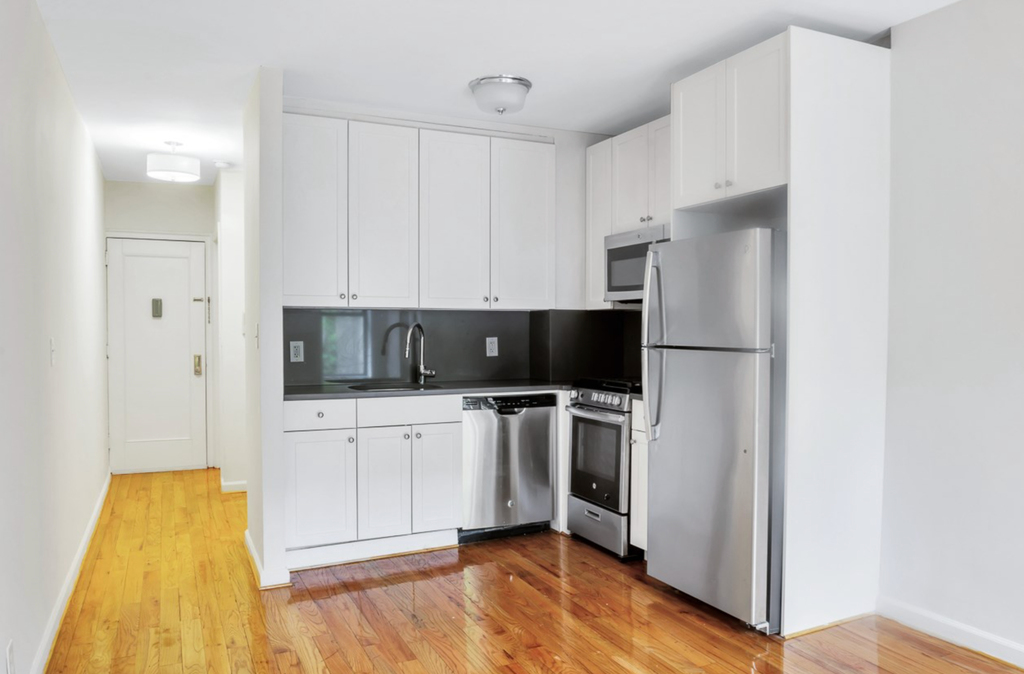 West 49th Street - Photo 1