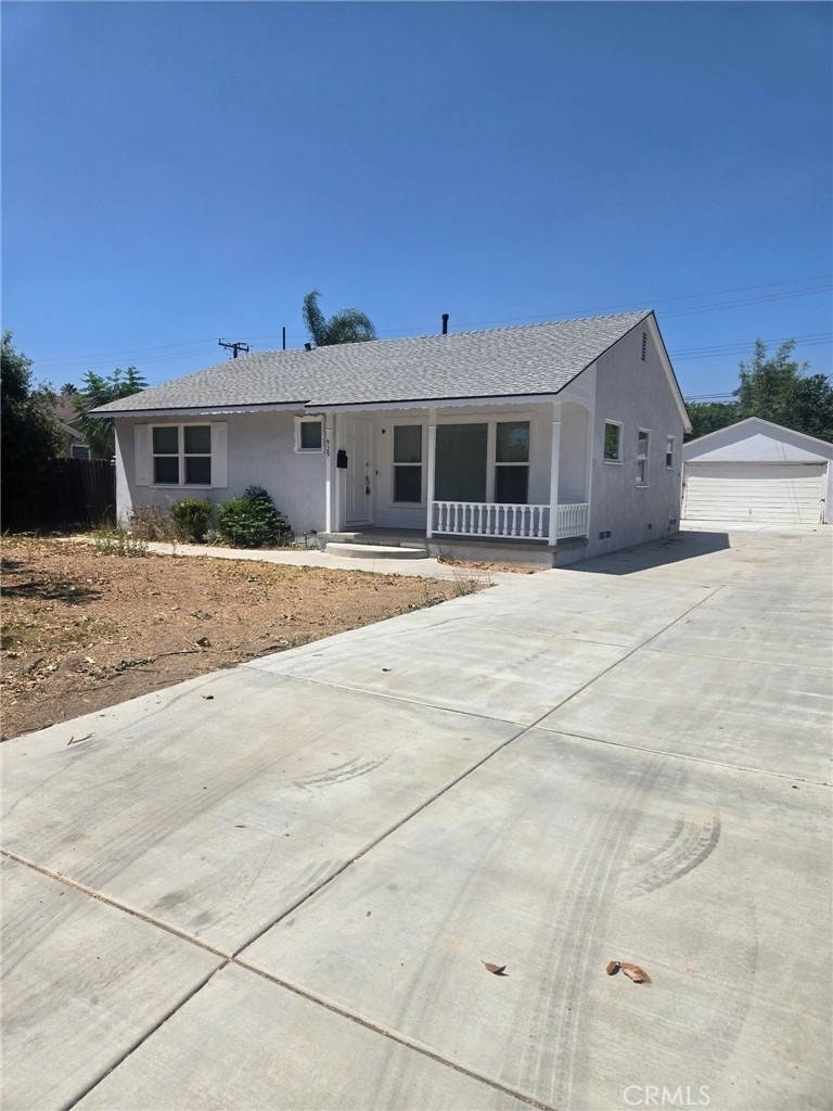 929 E Barbara - Photo 0